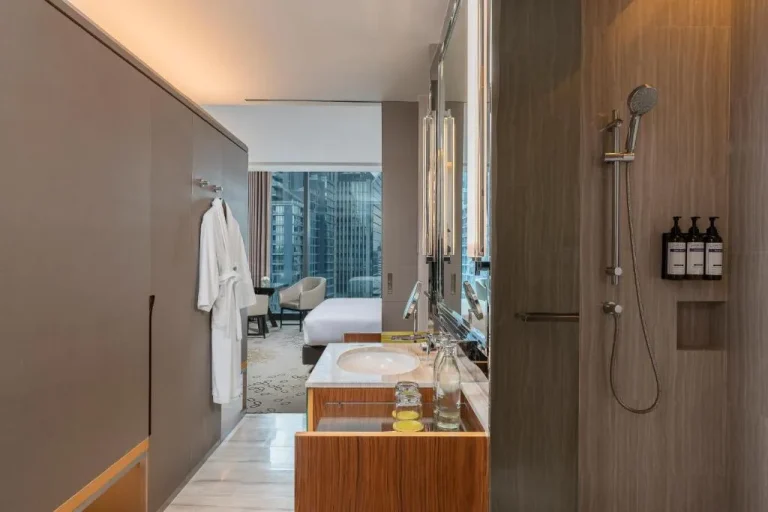 Hyatt Regency Bangkok Sukhumvit bathroom