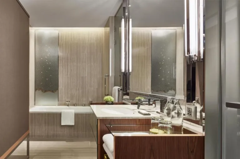 Hyatt Regency Bangkok Sukhumvit bathroom