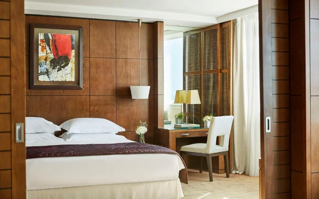 Hyatt Regency Casablanca – hôtel à Casablanca, Maroc – un salon avec un canapé et une table au Hyatt Regency Casablanca à Casablanca