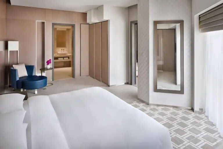 Vista de la habitación y el baño en Hyatt Regency Creek Heights Residences en Dubái