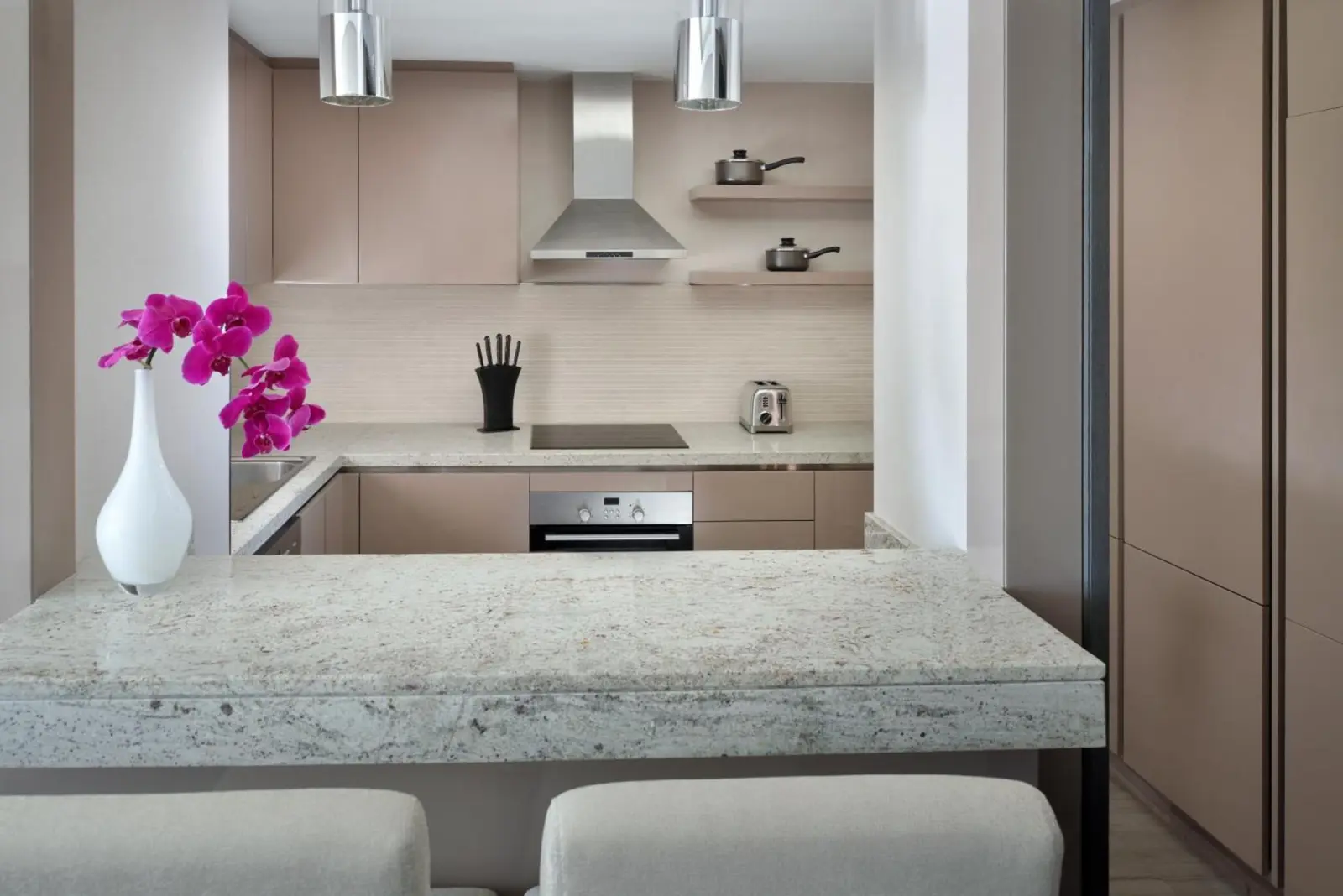 Área de cocina y comedor en Hyatt Regency Creek Heights Residences en Dubái
