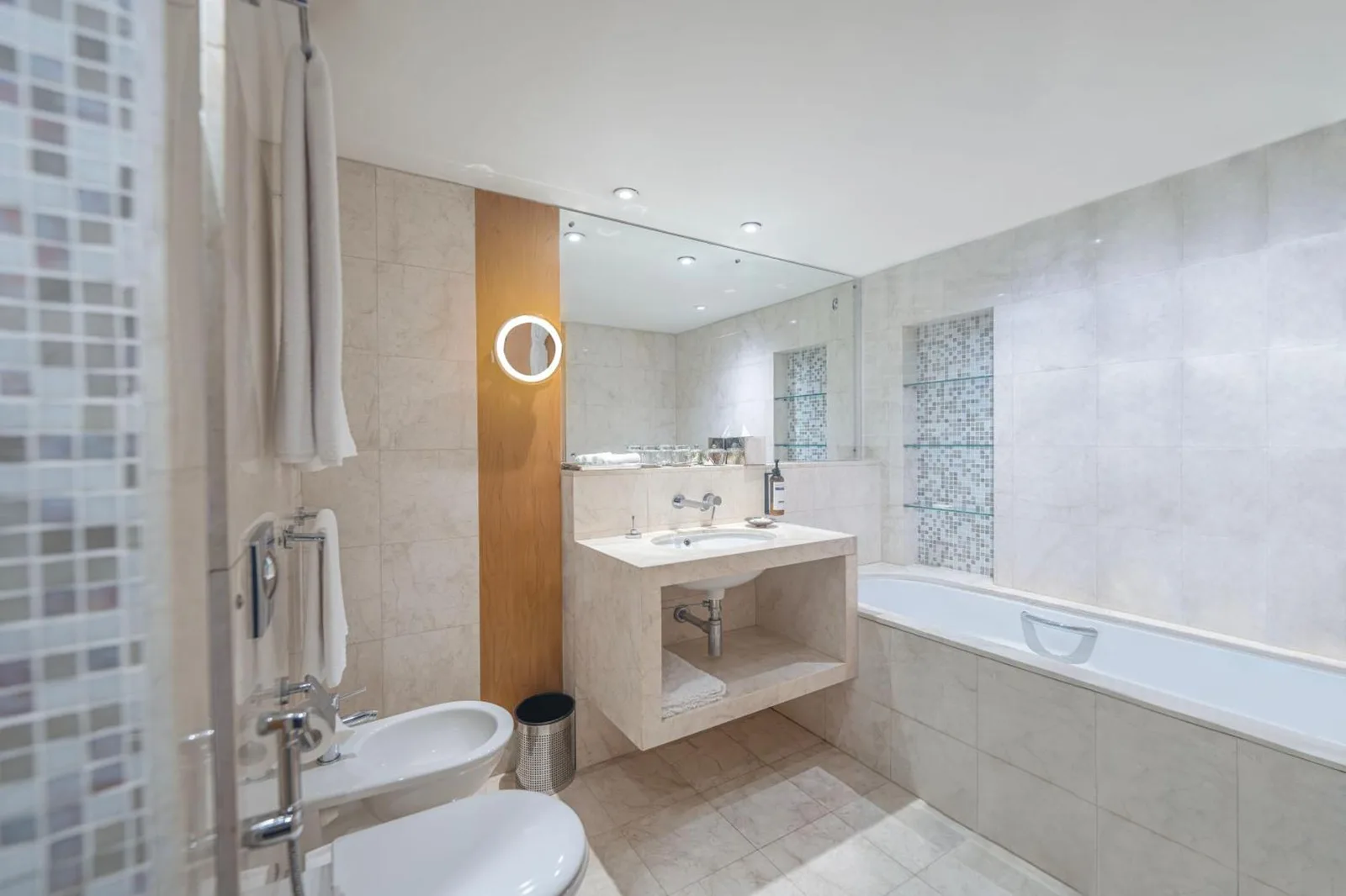 Modernes Badezimmer im Hyatt Regency Dubai - Corniche mit Badewanne, Waschbecken und Spiegel