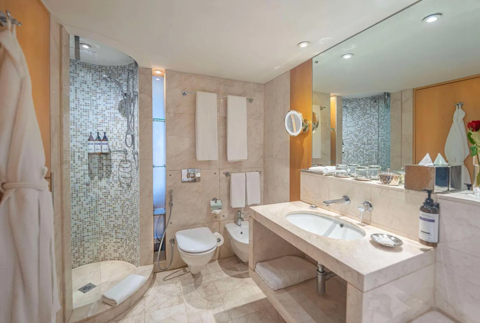 Badezimmer im Hyatt Regency Dubai - Corniche mit begehbarer Dusche, Badewanne und Waschtisch