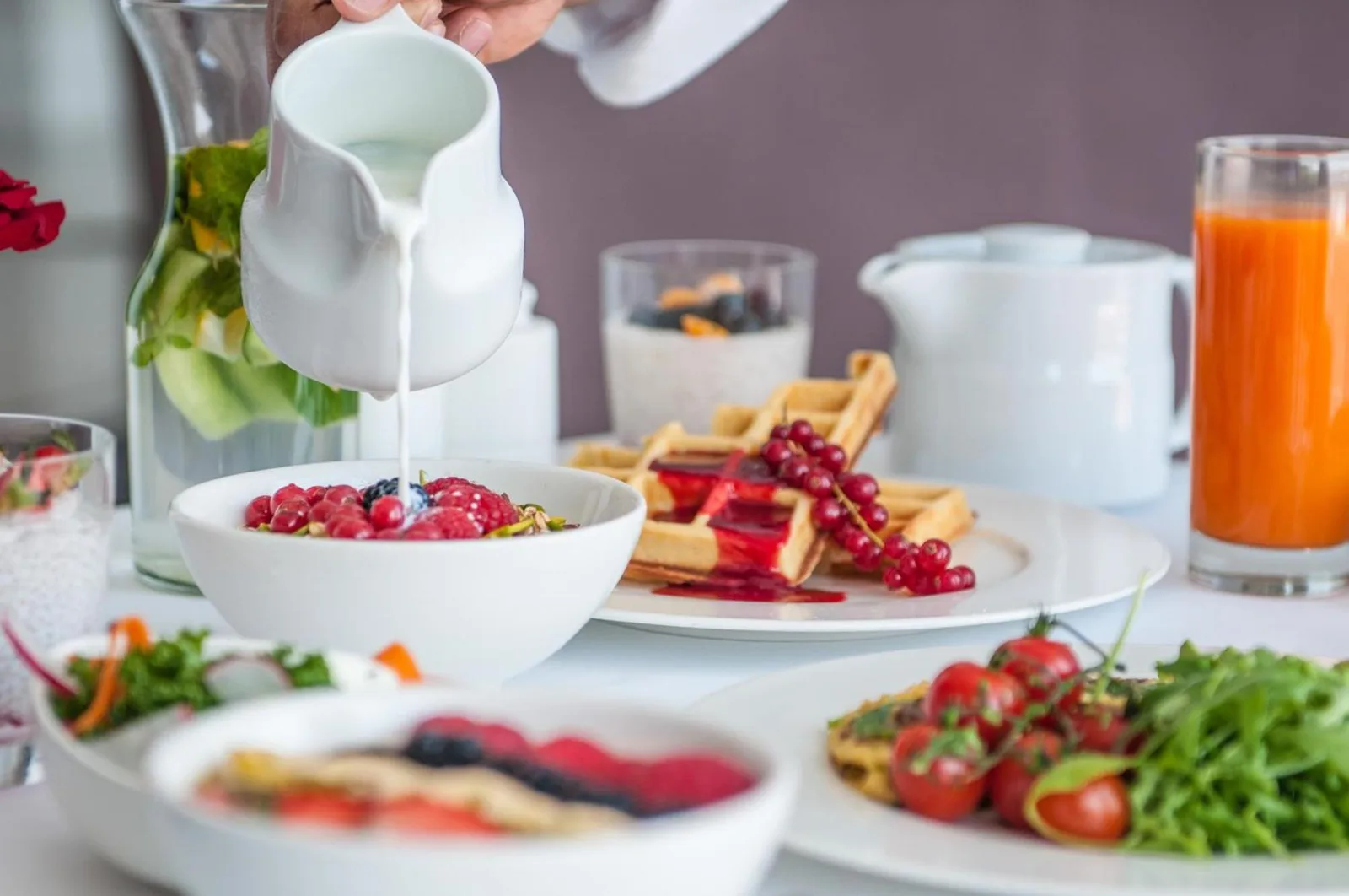 Frühstücksbuffet im Hyatt Regency Dubai - Corniche mit Müsli, Waffeln, Obst und Saft