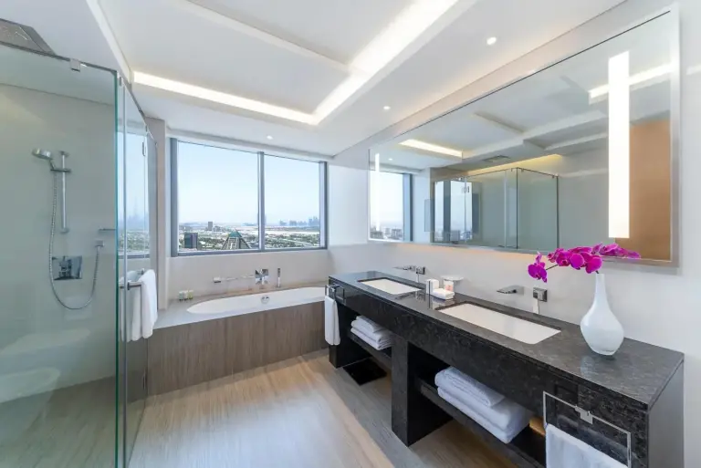 Hyatt Regency Dubai Creek Heights – Dubai, United Arab Emirates hotel – a large hotel room with a bed and a television at Hyatt Regency Dubai Creek Heights in Dubai