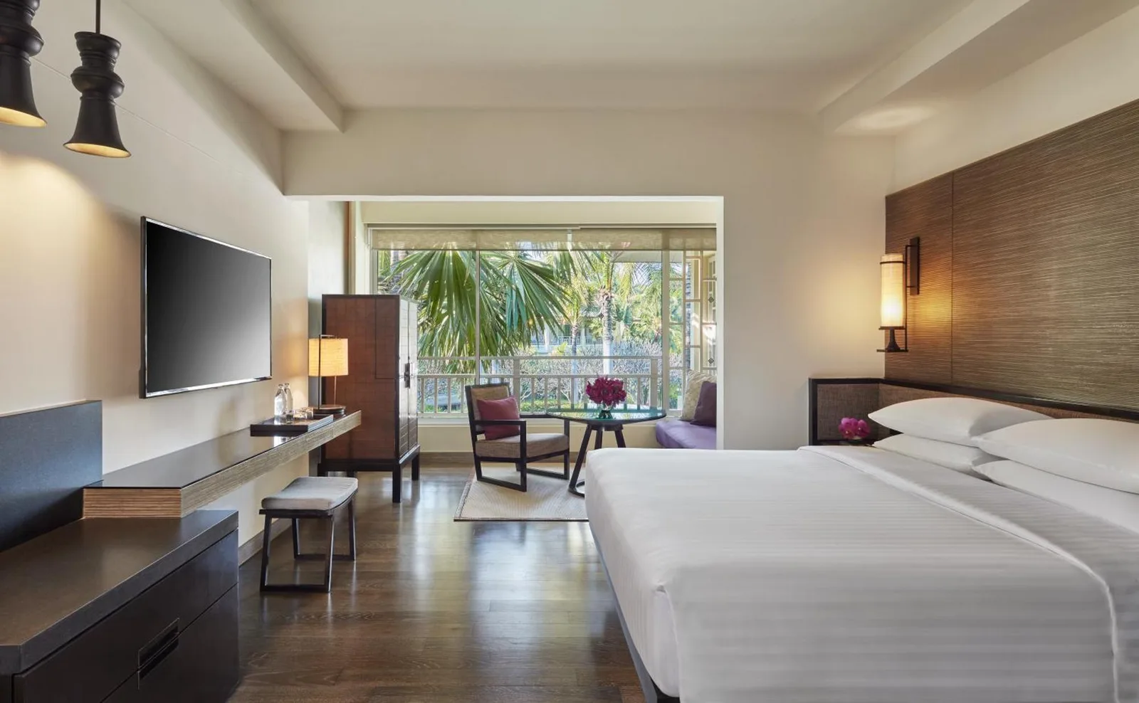 Hyatt Regency Hua Hin – hôtel à Hua Hin, Thaïlande – une chambre d'hôtel avec un lit et une télévision au Hyatt Regency Hua Hin à Hua Hin