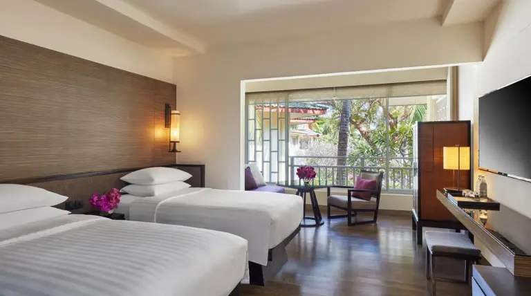 Hyatt Regency Hua Hin – hôtel à Hua Hin, Thaïlande – une chambre d'hôtel avec deux lits et un balcon au Hyatt Regency Hua Hin à Hua Hin