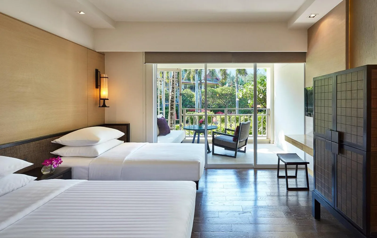 Hyatt Regency Hua Hin – hôtel à Hua Hin, Thaïlande – une chambre d'hôtel avec deux lits et une table au Hyatt Regency Hua Hin à Hua Hin