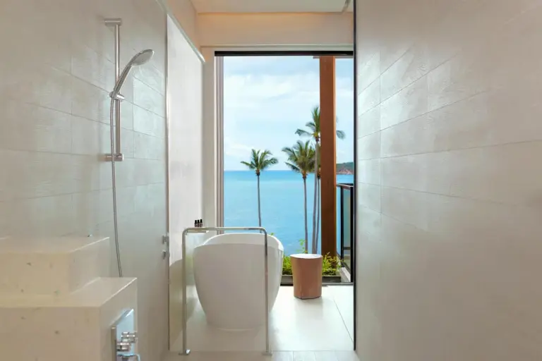 Bathroom with bathtub overlooking the sea at Hyatt Regency Koh Samui