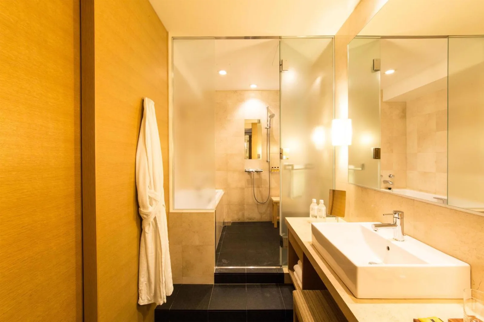 Hyatt Regency Kyoto – hôtel à Kyoto, Japon – une salle de bain avec un lavabo et un miroir au Hyatt Regency Kyoto à Kyoto