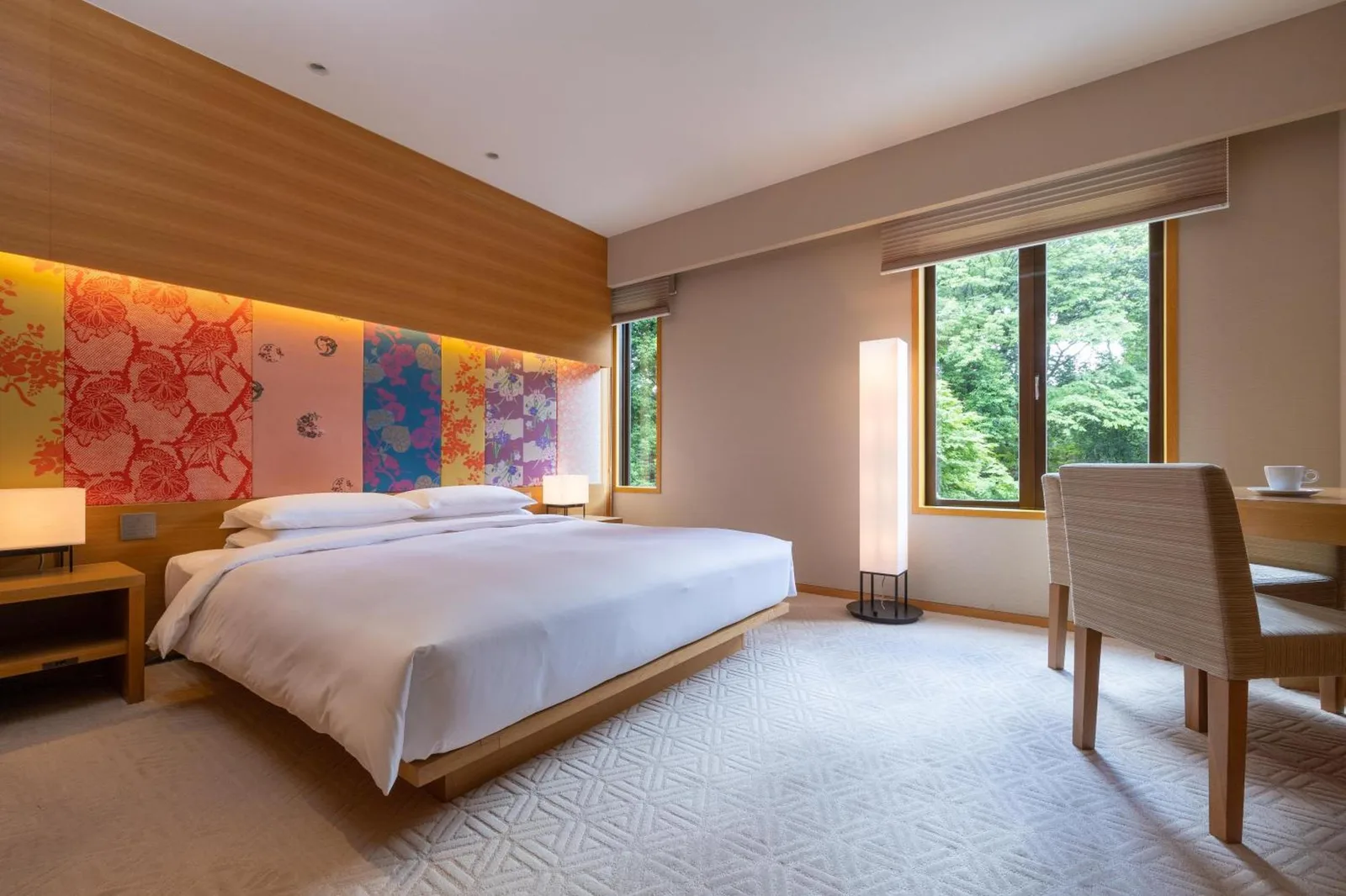 Hyatt Regency Kyoto – hôtel à Kyoto, Japon – une chambre avec un grand lit blanc et un bureau au Hyatt Regency Kyoto à Kyoto
