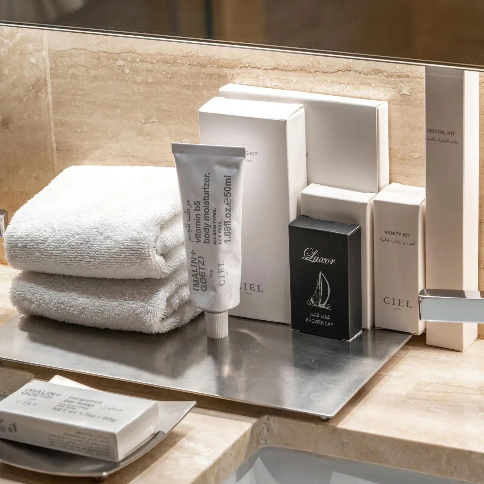 Artículos de baño en Hyde Hotel Dubai en Dubai, incluidos toallas, artículos de aseo y productos de cuidado de la piel de lujo.