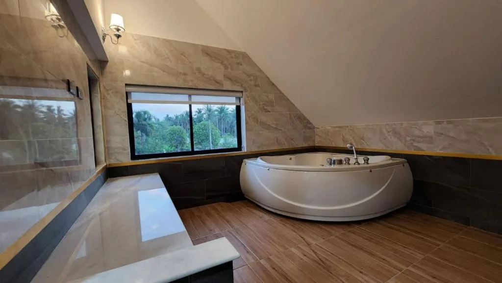 I Am Pool Villa Pattaya bathroom with bathtub