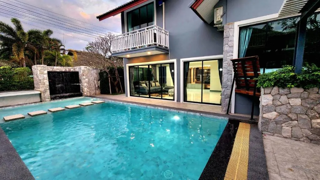 I Am Pool Villa Pattaya pool area view