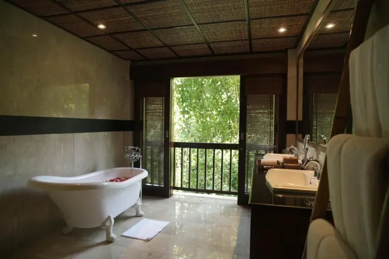 Elegantes Badezimmer im Ibah Hotel in Ubud mit Badewanne
