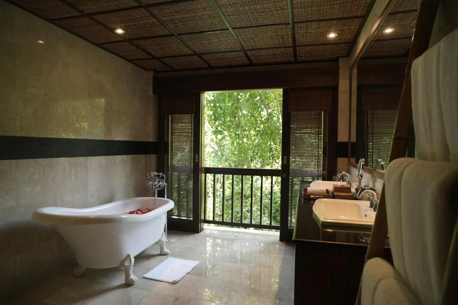 Elegantes Badezimmer im Ibah Hotel in Ubud mit Badewanne