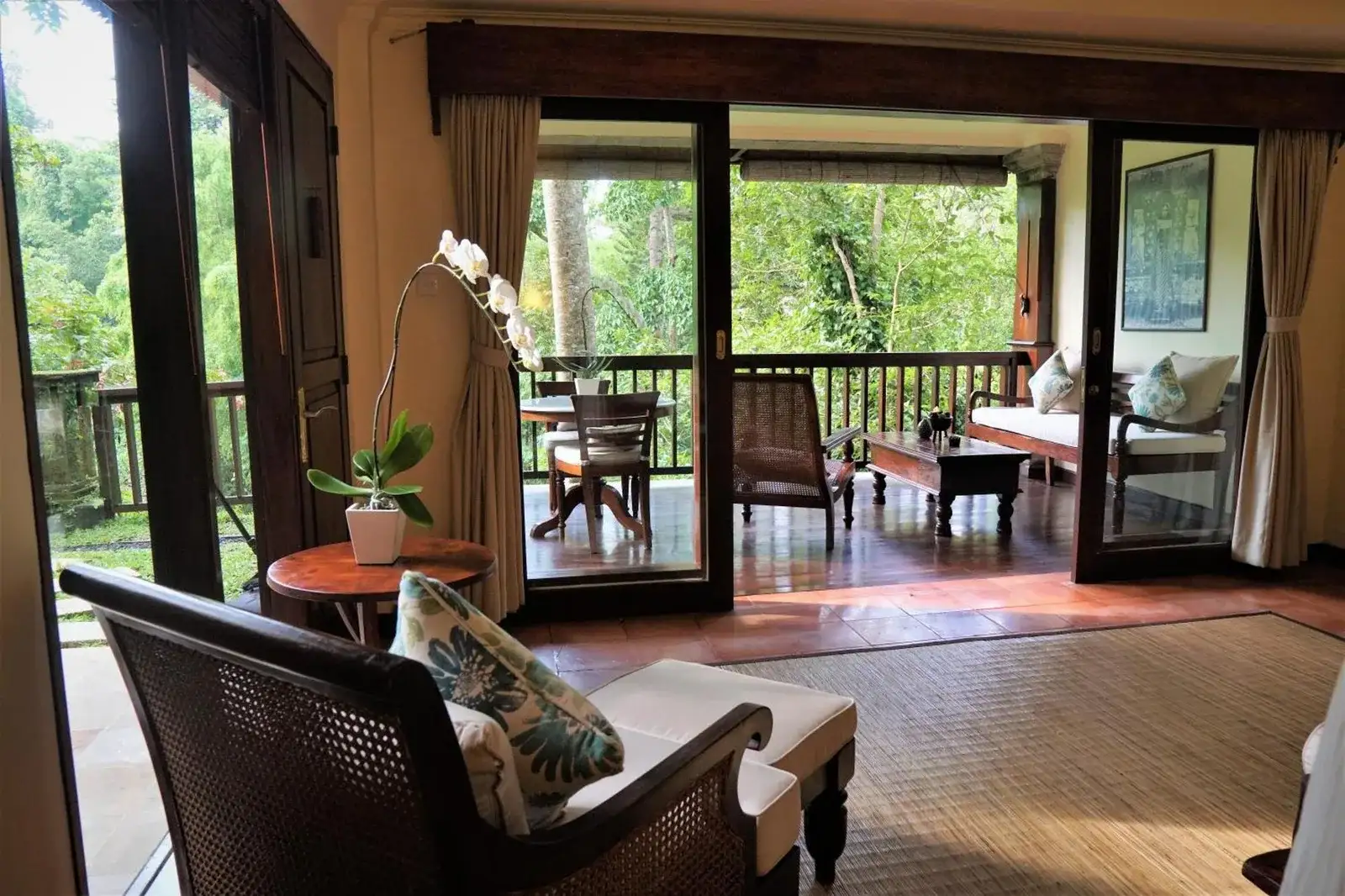 Komfortabler Wohnbereich im Ibah Hotel in Ubud mit üppigem Ausblick