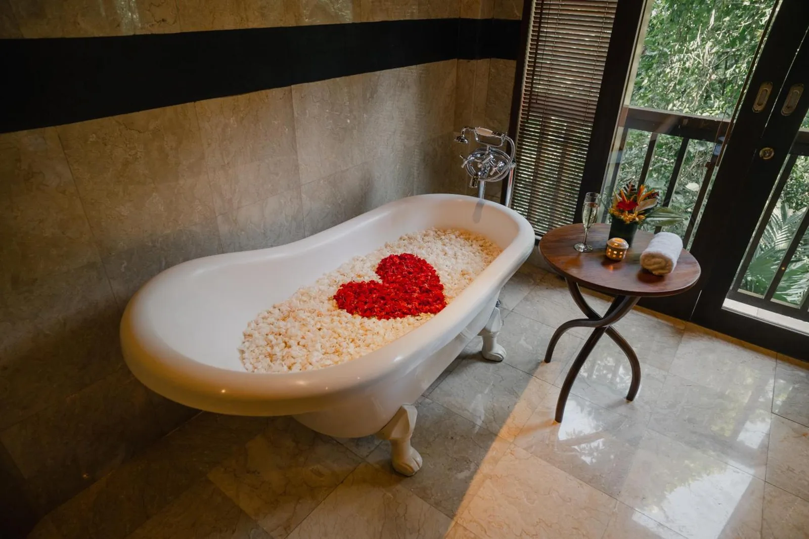 Romantische Badewanne im Ibah Hotel in Ubud mit Blütenblättern