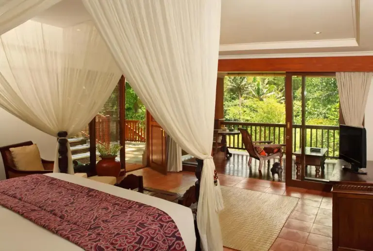 Geräumiges Zimmer im Ibah Hotel in Ubud mit Zugang nach draußen