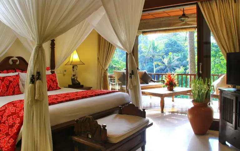 Stilvolles Schlafzimmer im Ibah Hotel in Ubud mit tropischem Ausblick
