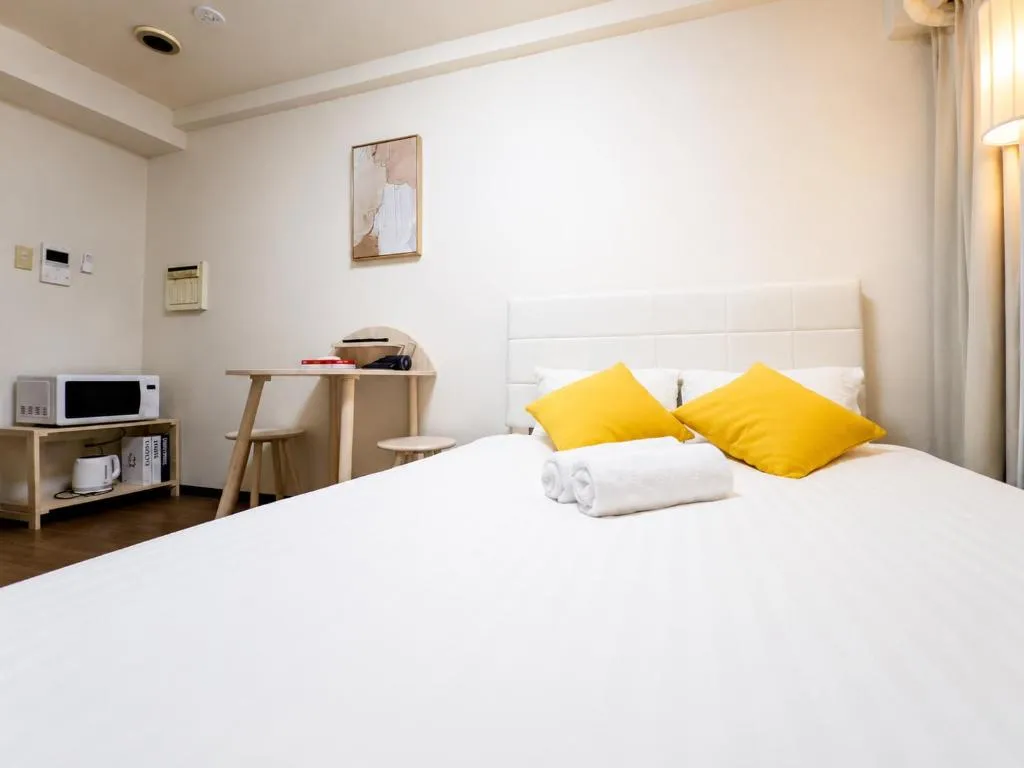 Ichigaya Stay & Wi-Fi 1 Habitación Moderna con acentos amarillos
