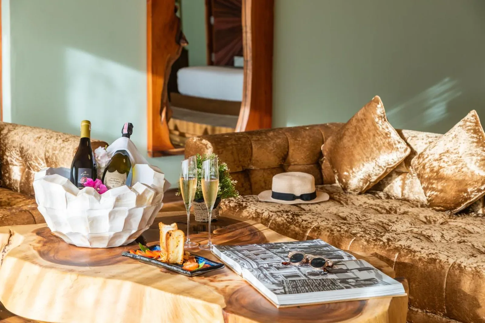 Charmantes Arrangement mit Getränken und Snacks im Ida B Domain Resort