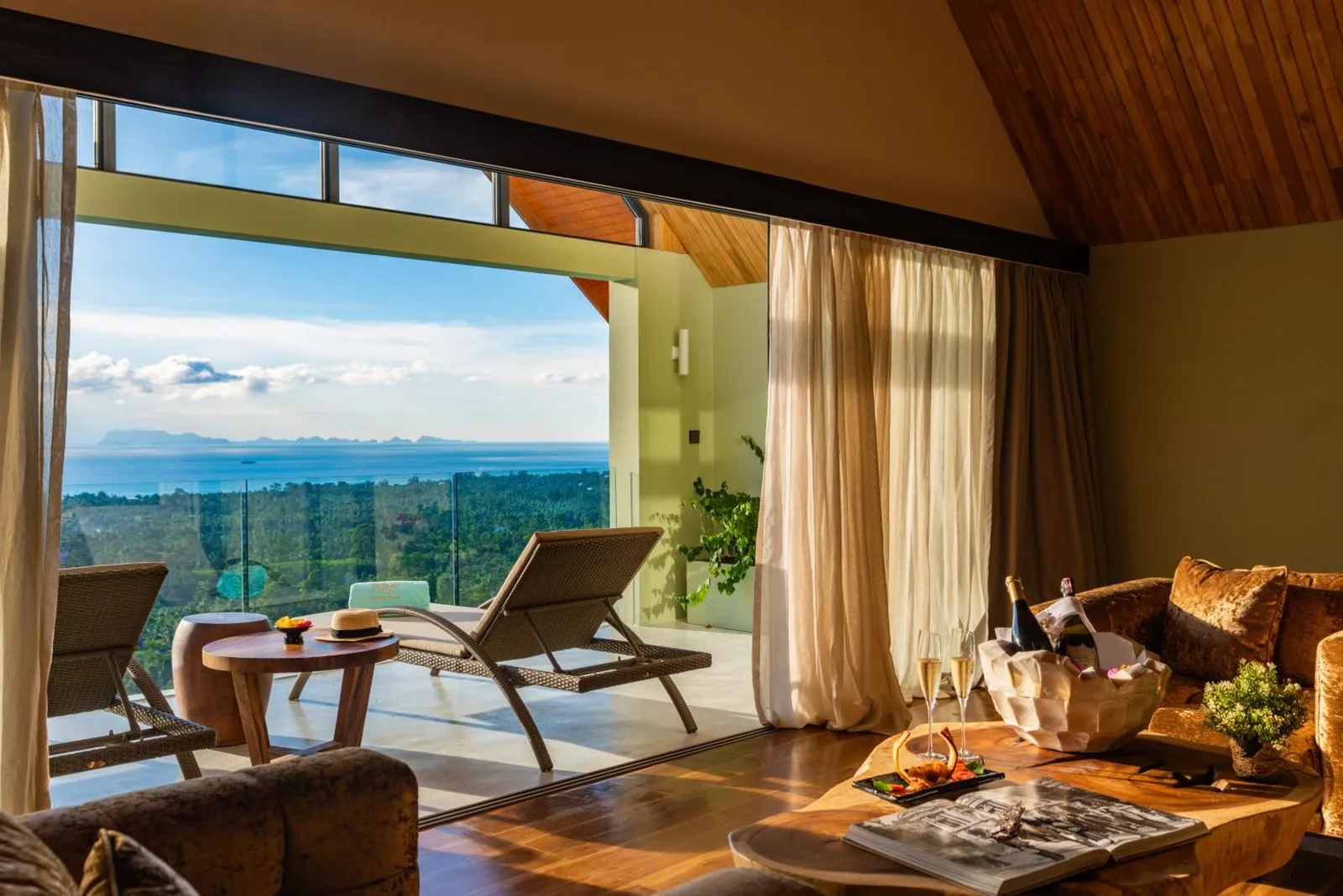 Geschmackvoll eingerichtetes Wohnzimmer mit ruhiger Aussicht im Ida B Domain Resort