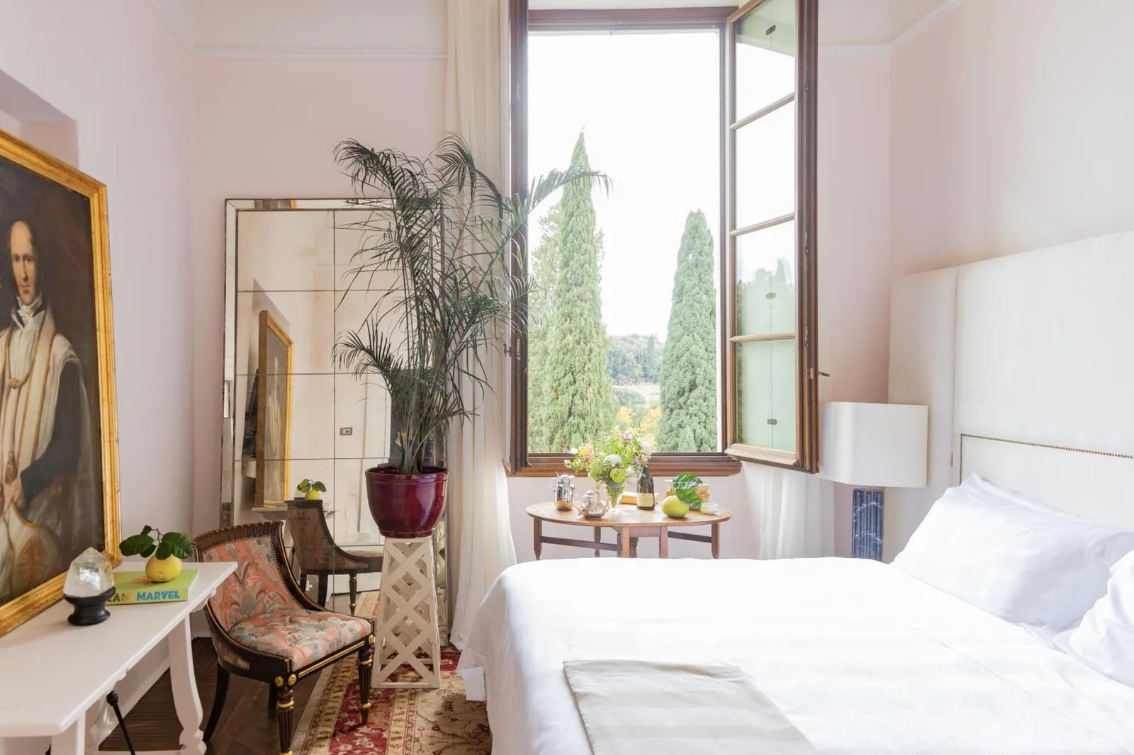 Charming guest room at Il Salviatino Firenze with greenery