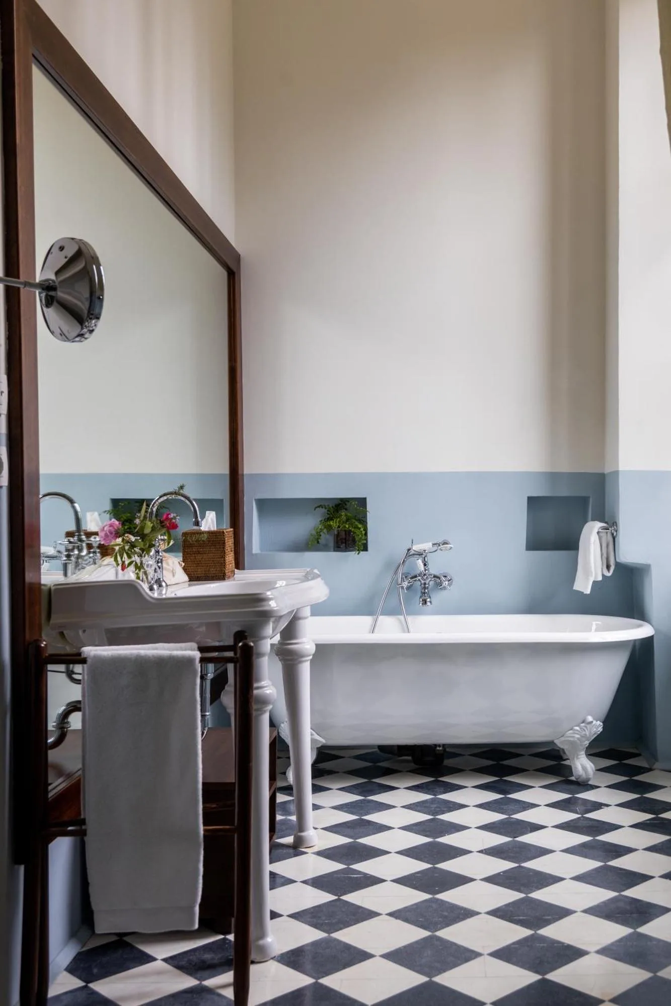 Luxurious bathroom at Il Salviatino Firenze with vintage decor
