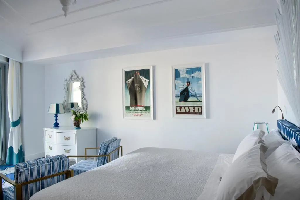 Habitación artística en Il San Pietro di Positano con carteles vintage