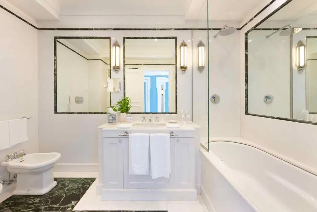 Lujoso baño en Il San Pietro di Positano con comodidades modernas