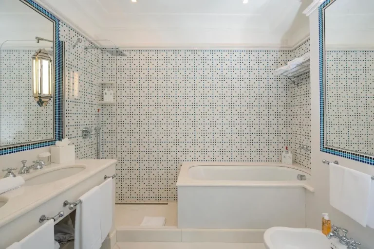 Baño elegante en Il San Pietro di Positano con azulejos únicos