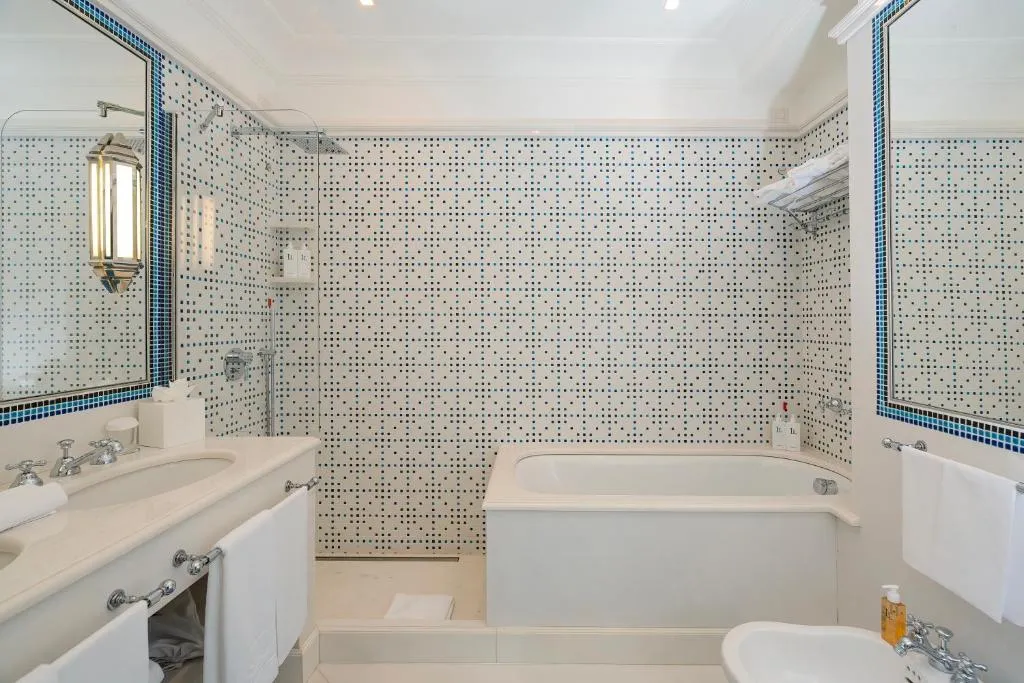 Baño elegante en Il San Pietro di Positano con azulejos únicos
