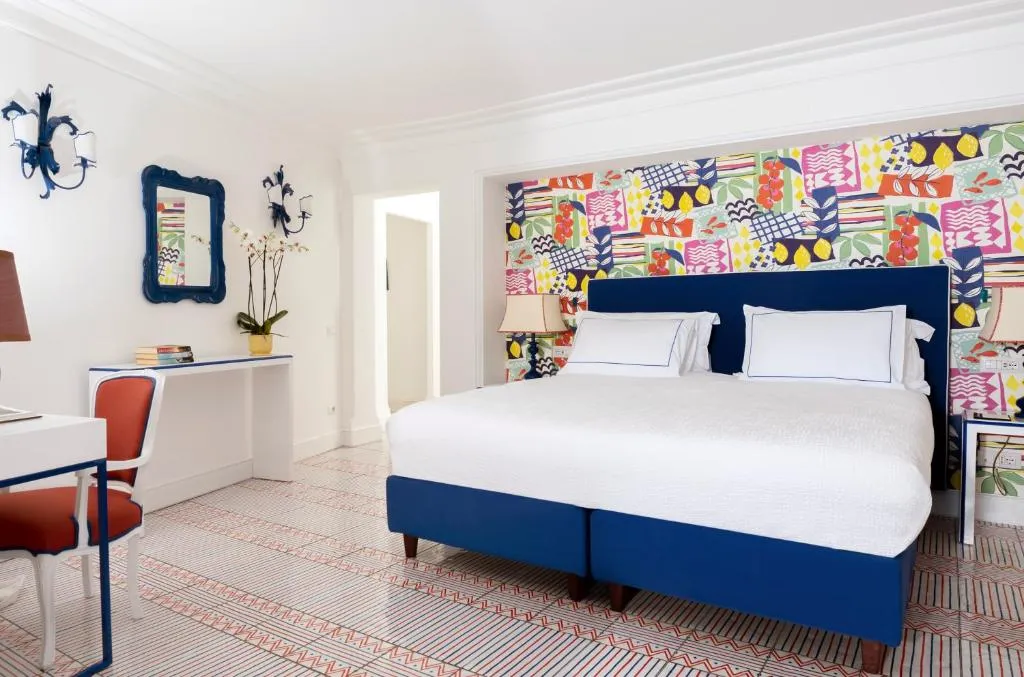 Habitación colorida en Il San Pietro di Positano con decoración elegante