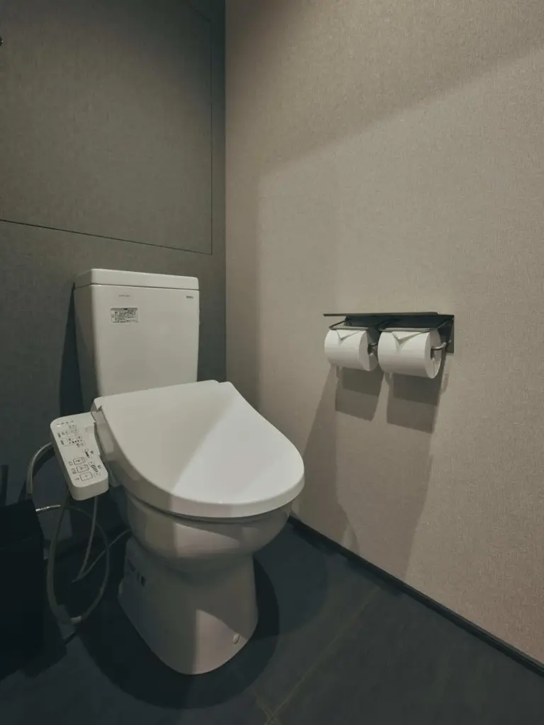 Toilettes dans Illi Mani Shibuya, Tokyo conçues pour le confort.