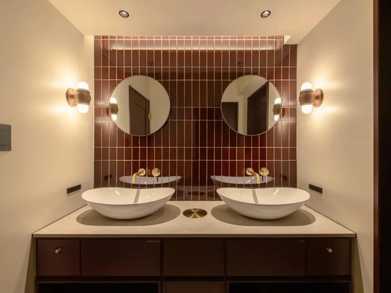 Meuble vasque de salle de bains d'illi Tex Aoyama avec lavabos modernes