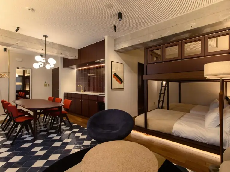 Chambre loft d'illi Tex Aoyama avec éclairage chaleureux