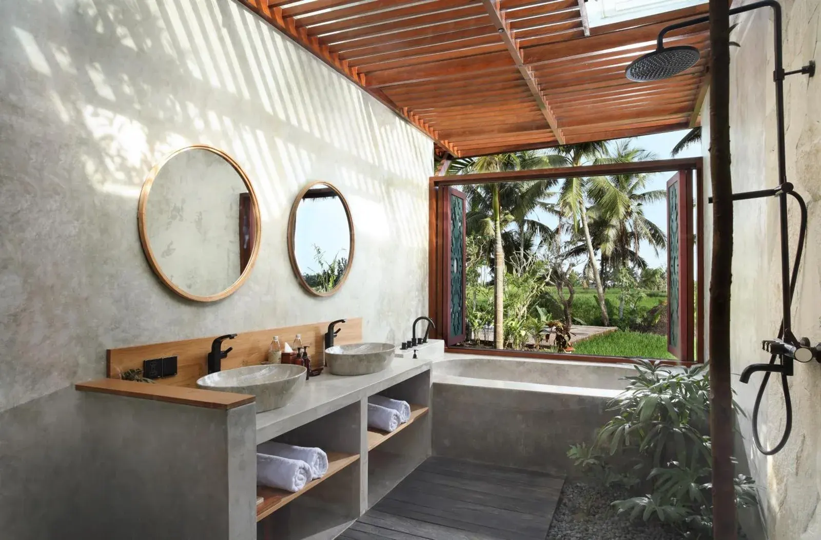 Salle de bain Inara Alas Harum avec vue sur la nature