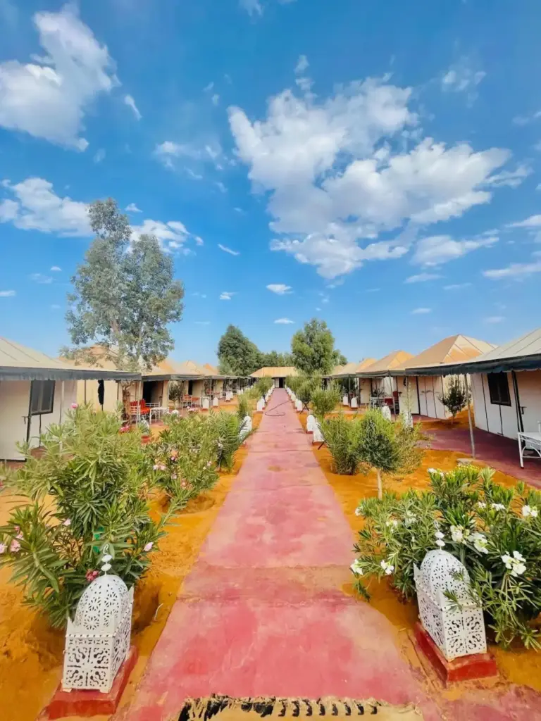 Allée de jardin Incredible Luxury Desert Camp