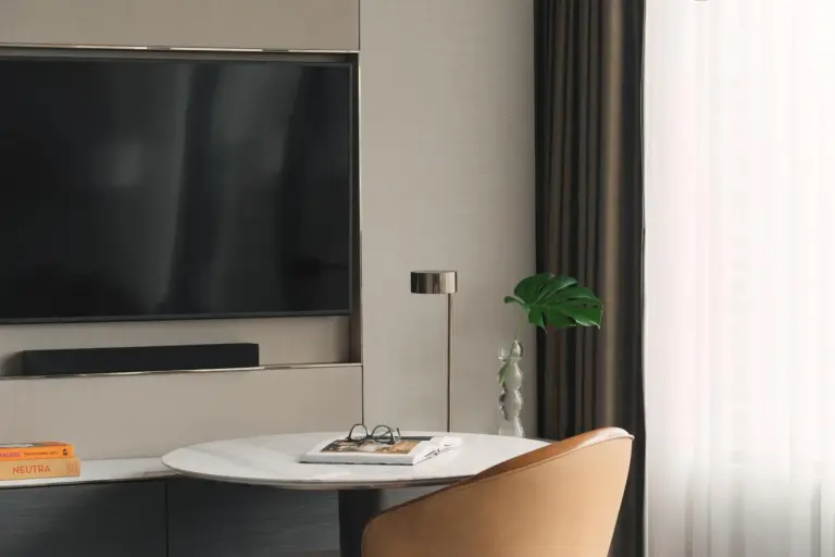 InterContinental Bangkok Zimmerausstattung einschließlich TV und Dekor.