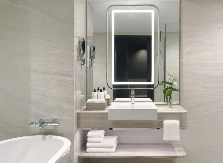 InterContinental Bangkok stilvolles Badezimmer mit modernen Merkmalen.