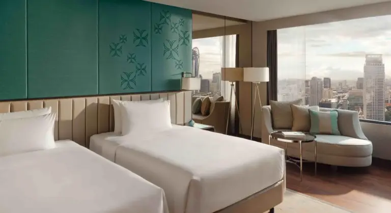 InterContinental Bangkok Twin Deluxe Zimmer mit stilvollem Dekor.