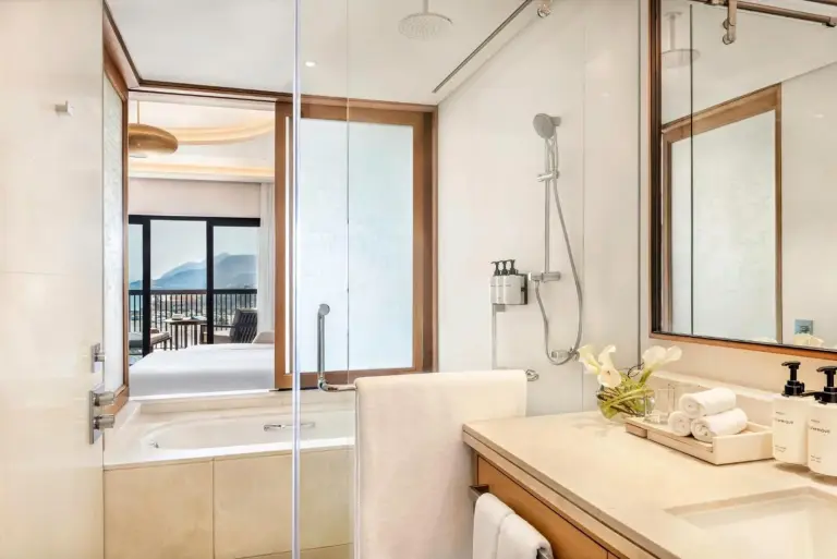 InterContinental Fujairah Resort by IHG – hôtel à Khor Fakkan, Émirats arabes unis – une salle de bains avec une douche, une baignoire et un lavabo au InterContinental Fujairah Resort by IHG à Al Aqah
