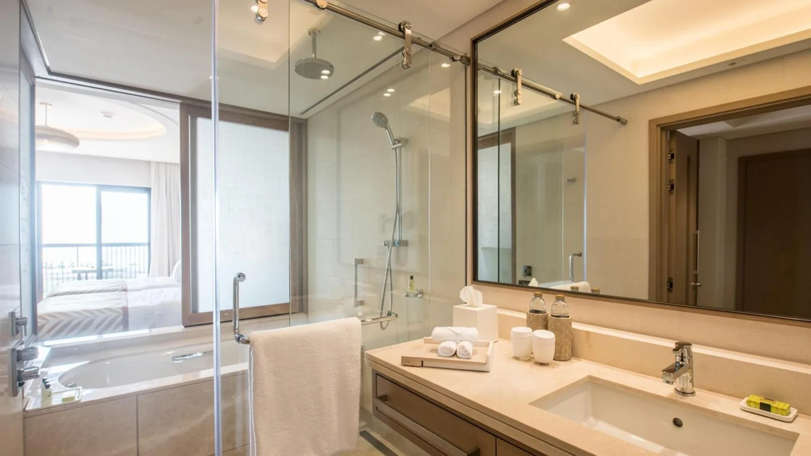 InterContinental Fujairah Resort by IHG – hôtel à Khor Fakkan, Émirats arabes unis – une salle de bains avec un lavabo, une douche et une baignoire au InterContinental Fujairah Resort by IHG à Al Aqah