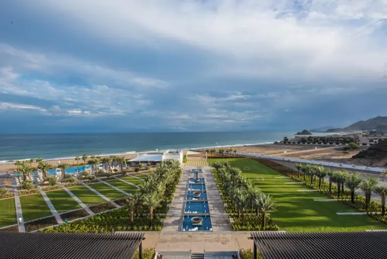 InterContinental Fujairah Resort by IHG – hôtel à Khor Fakkan, Émirats arabes unis – une vue aérienne d’une plage avec des palmiers et l’océan au InterContinental Fujairah Resort by IHG à Al Aqah