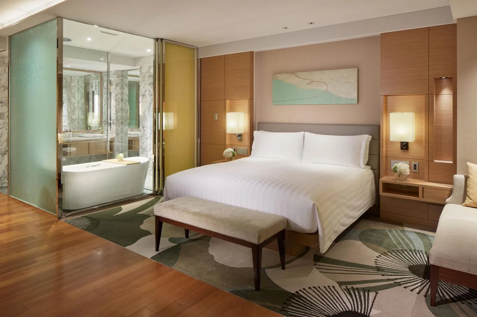 Deluxe-Schlafzimmer mit eigenem Bad im InterContinental Hotel Osaka