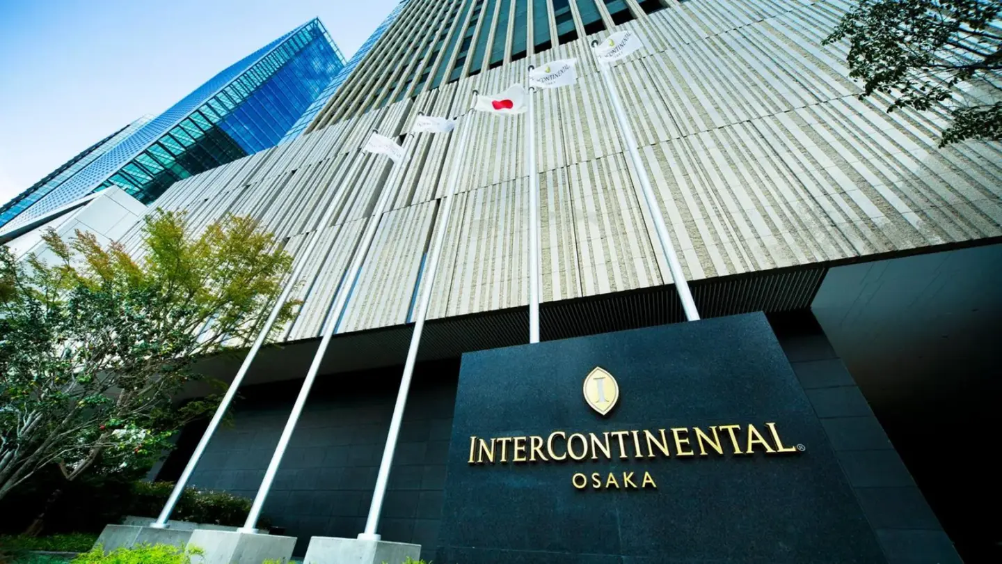 Außenansicht des InterContinental Hotel Osaka mit Flaggen