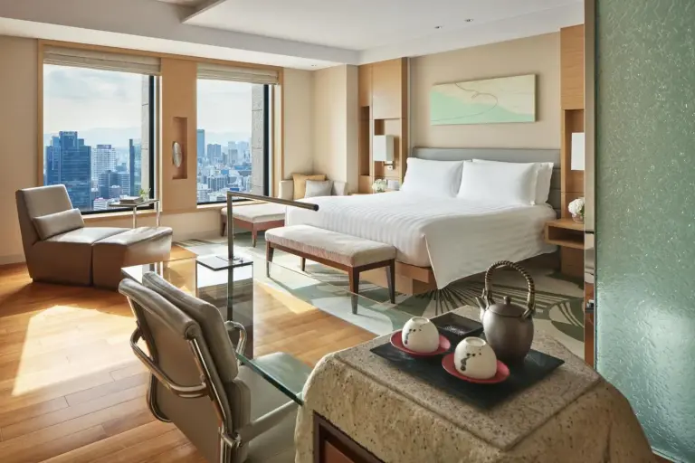 Luxuriöses Zimmer im InterContinental Hotel Osaka mit Stadtblick