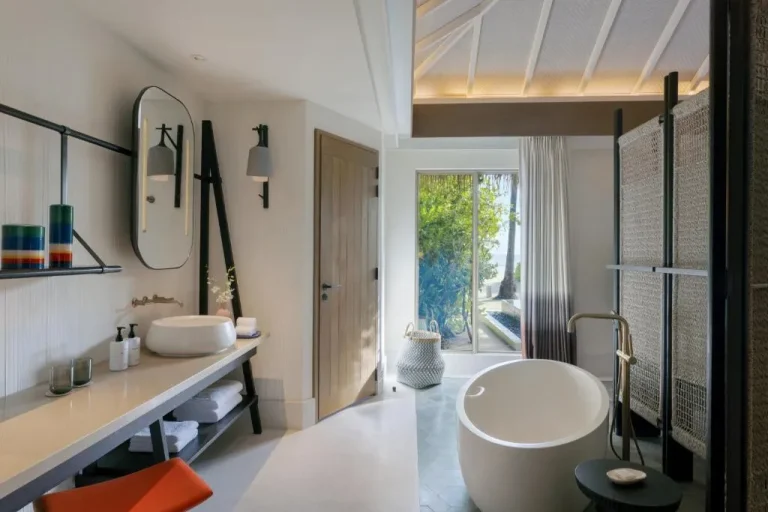 Design de salle de bain à l'Intercontinental Maldives Maamunagau Resort