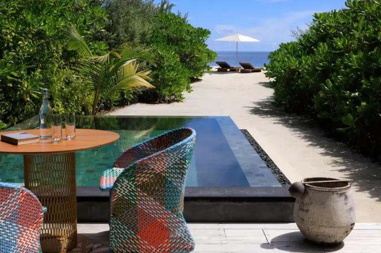 Blick vom Poolbereich im Intercontinental Maldives Maamunagau Resort